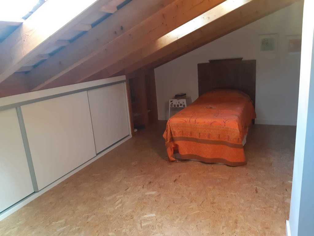 Dormitorio individual en el altillo. Cuenta con un sofá cama doble - Single bedroom on the attic. It has a double sofa bed