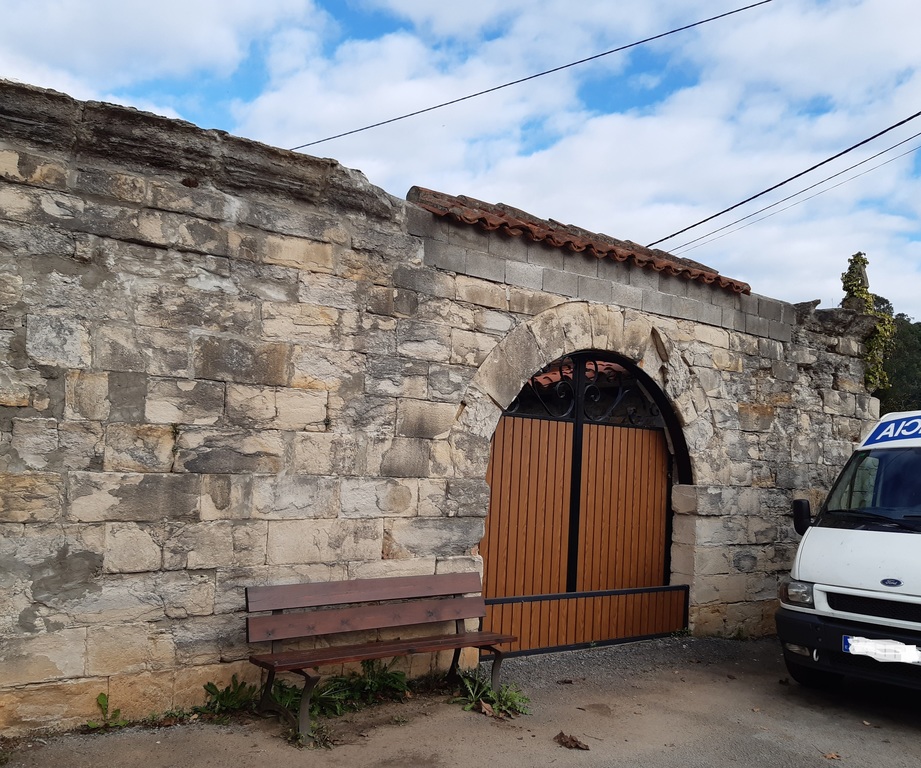 Portal con arco de acceso al jardín