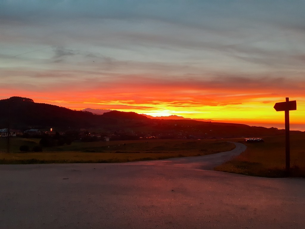 Vista de los Picos de Europa desde cruce de caminos, en el camino de Santiago, alto de Oreña, sin editar