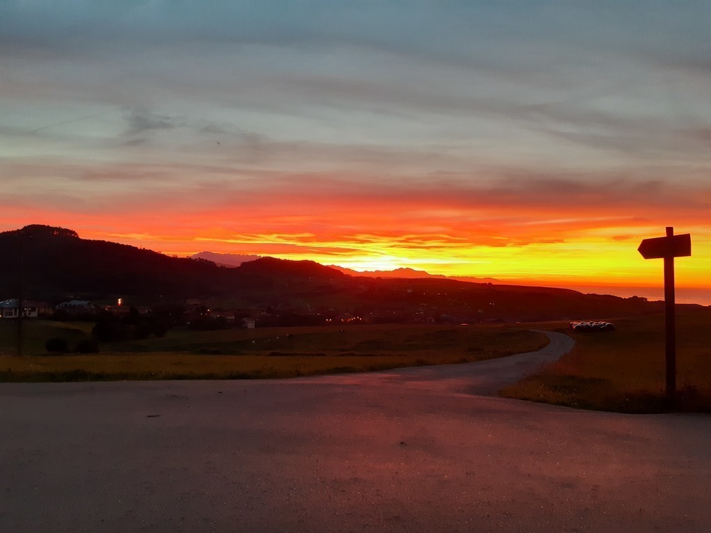 Vista de los Picos de Europa desde cruce de caminos, en el camino de Santiago, alto de Oreña, sin editar
