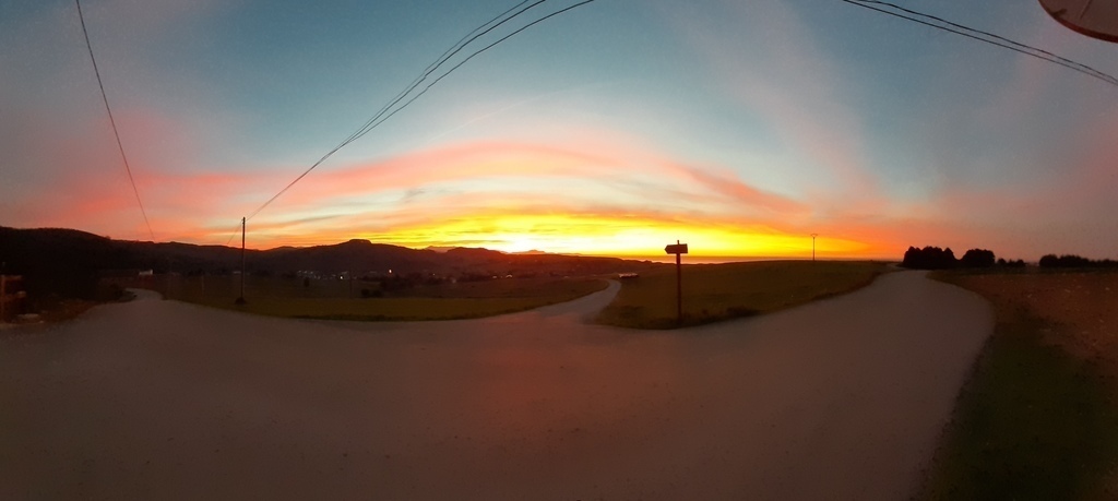 Vista panoramica desde la iglesia de Oreña al atardecer, sin editar