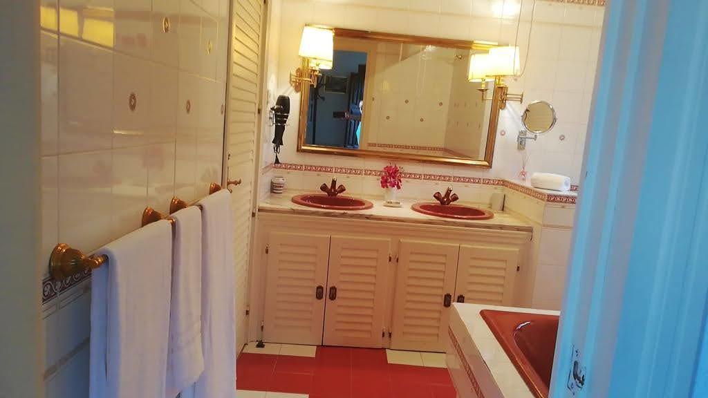 En suite bathroom (bath 1)