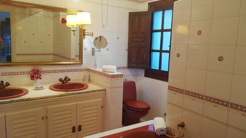 En suite bathroom (bath 1)