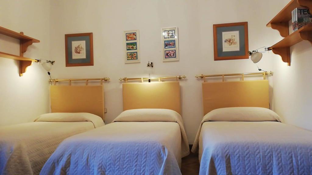 Room 2 (3 single beds+foldable)