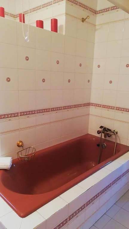 En suite bathroom (bath 1)