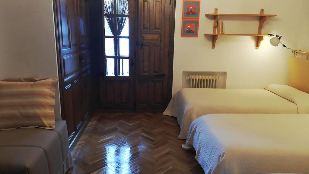 Room 2 (3 single beds+foldable)