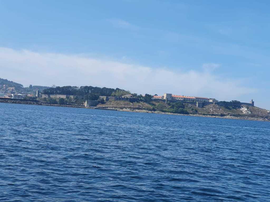 Bayona desde el mar.