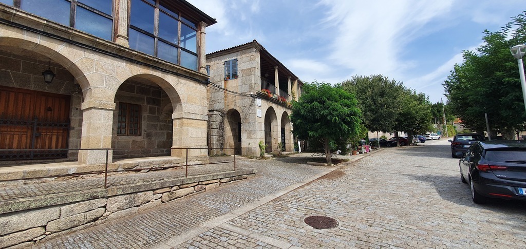 Plaza del pueblo. Acceso a la casa.