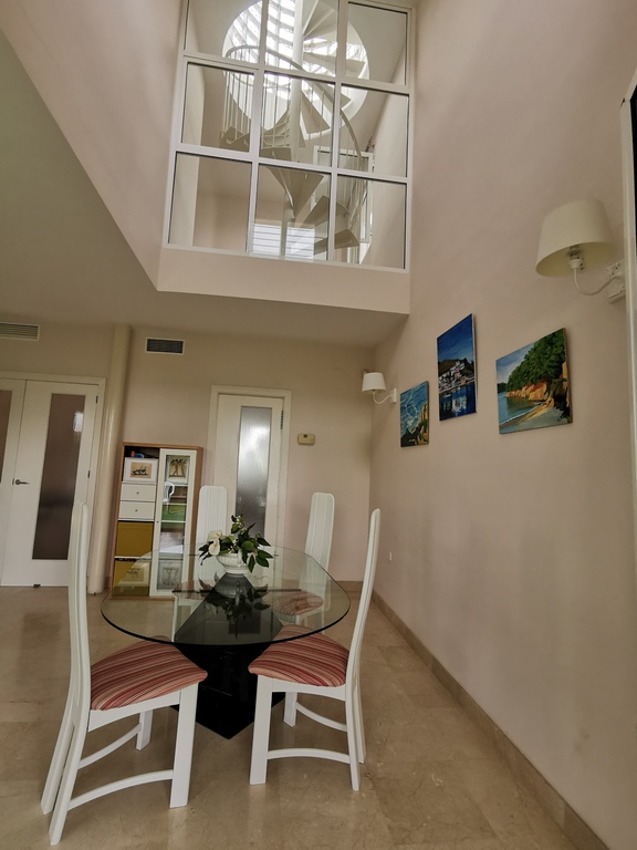 salón con doble altura