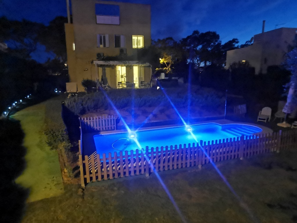 piscina y parte del jardín