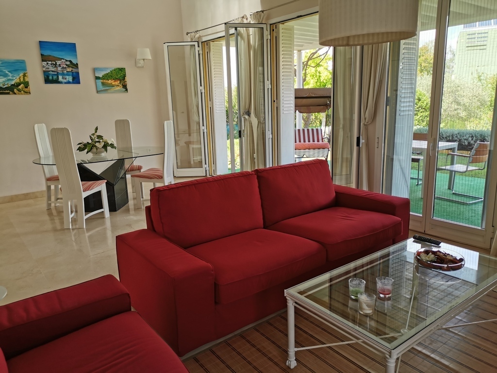 salón con vistas al jardín