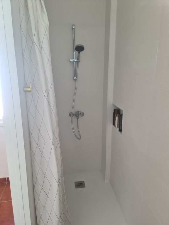 Kids bedroom - small bathroom 4