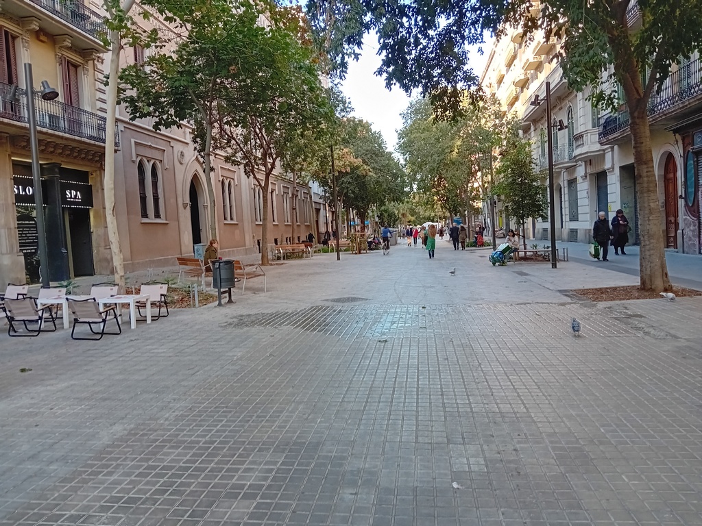 Calle Consell de Cent  a 15 metros de la vivienda.Recientemente se finalizarón las obras para convertir 3 km.en zona peatonal.