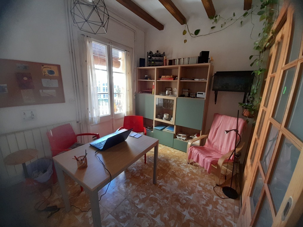 Espacio multiuso con puerta deslizable.