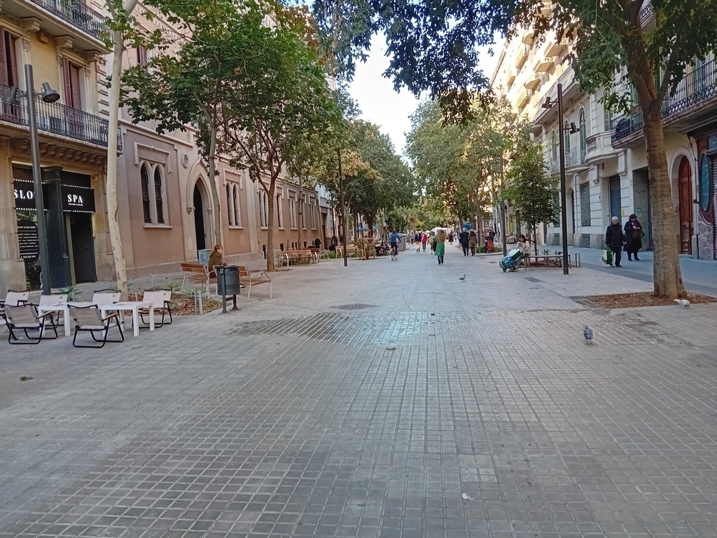 Calle Consell de Cent  a 15 metros de la vivienda.Recientemente se finalizarón las obras para convertir 3 km.en zona peatonal.