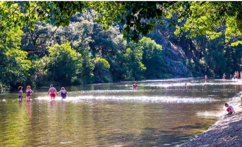 Pinofranqueado pegado a la Sierra de Gata, Hurdes. Pinofranqueado in Hurdes, near Hernán Pérez. 18 minutes.
