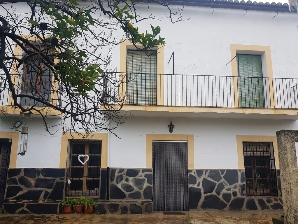 Fachada del interior, al jardín. Interior facade to the garden