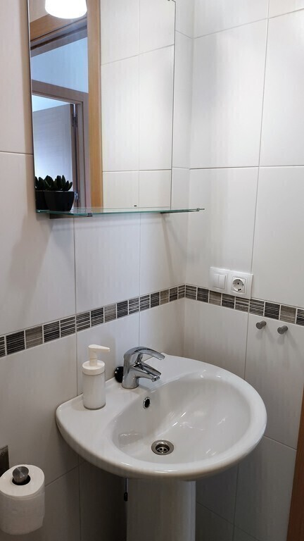 Bathroom (wide shower plate)