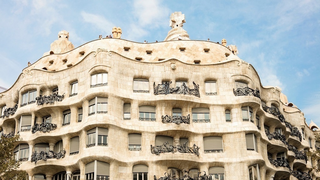 La Pedrera - Gaudí (20 min by metro)