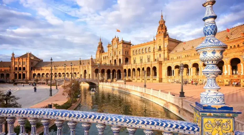 Plaza de España de Sevilla, a 1:15h en coche.