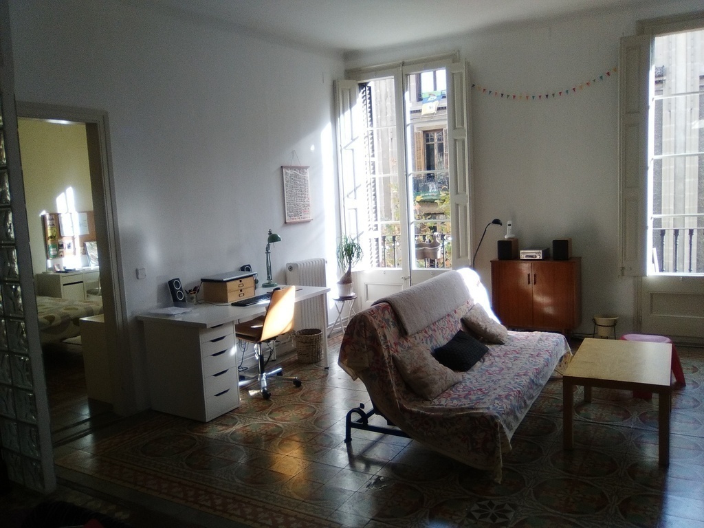 Livingroom open to the kitchen