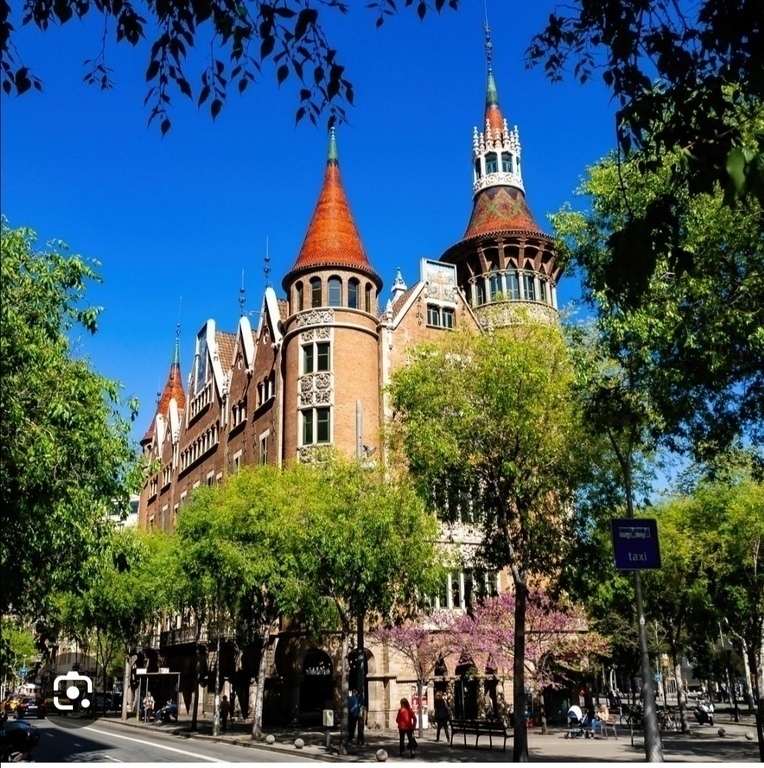 Casa de les Punxes.   3' from home