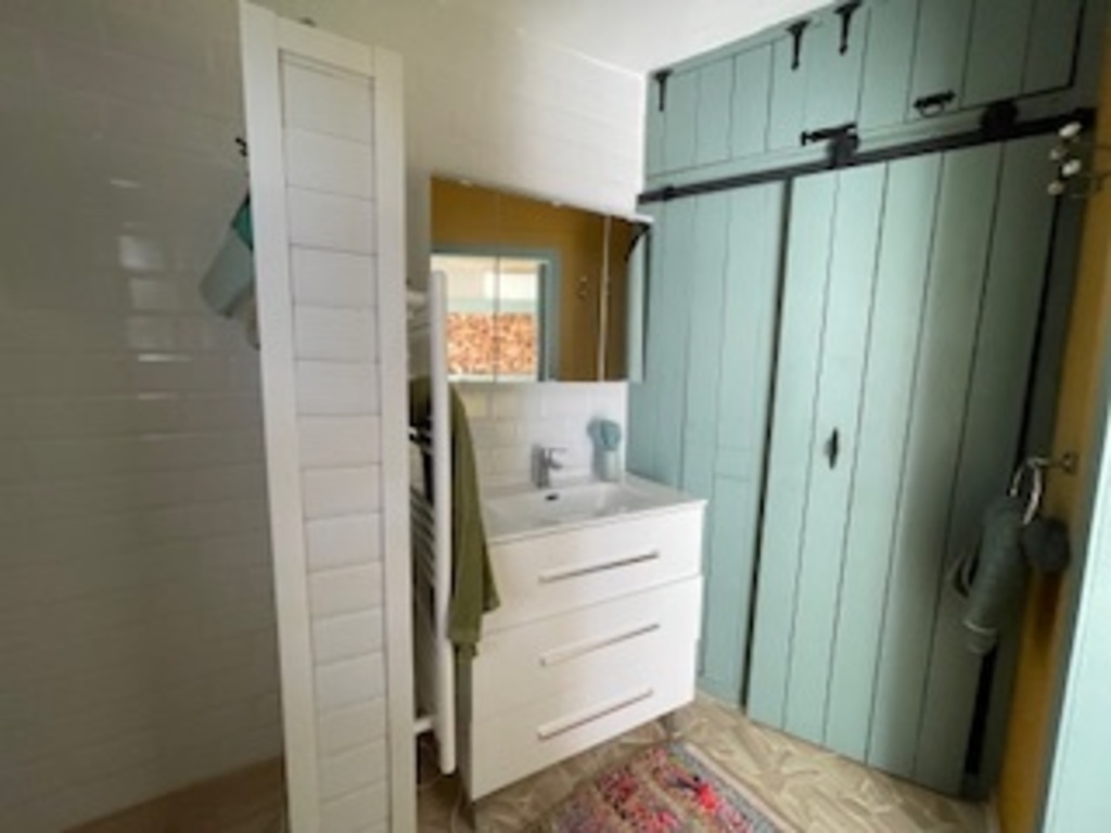 Ensuite to bedroom 1