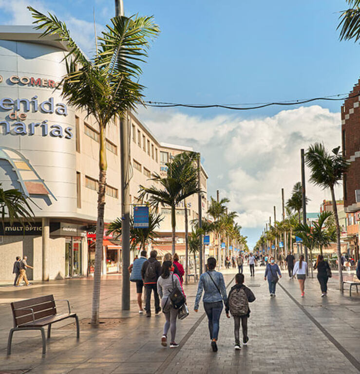 Avenida peatonal vecindario -zona de compras y cafeterías-