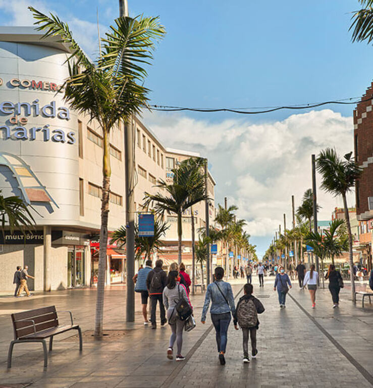 Avenida peatonal vecindario -zona de compras y cafeterías-