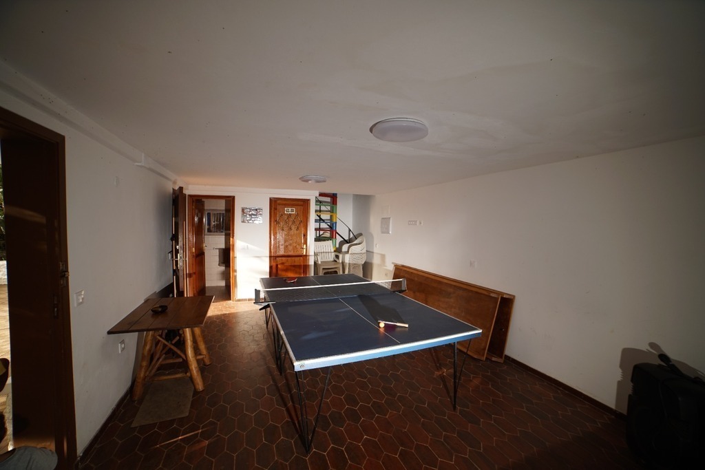 Salón de la planta baja, equipada con mesa de pimpón.