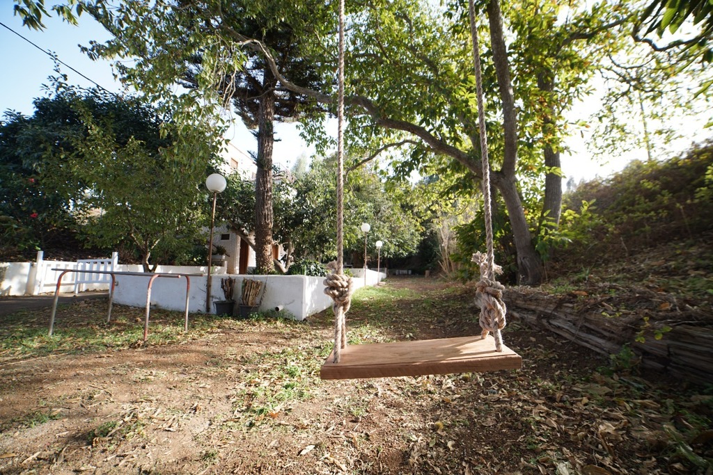 Columpio en la zona del aparcamiento inferior, bajo los castaños