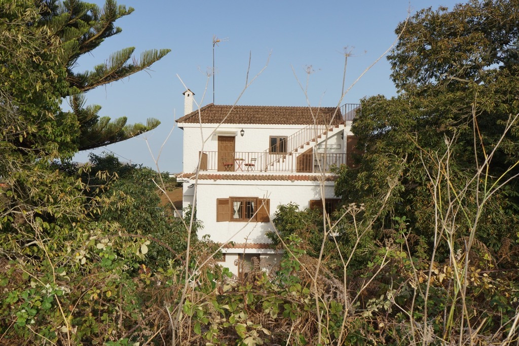 Vista trasera de la casa, desde el camino que rodea la finca
