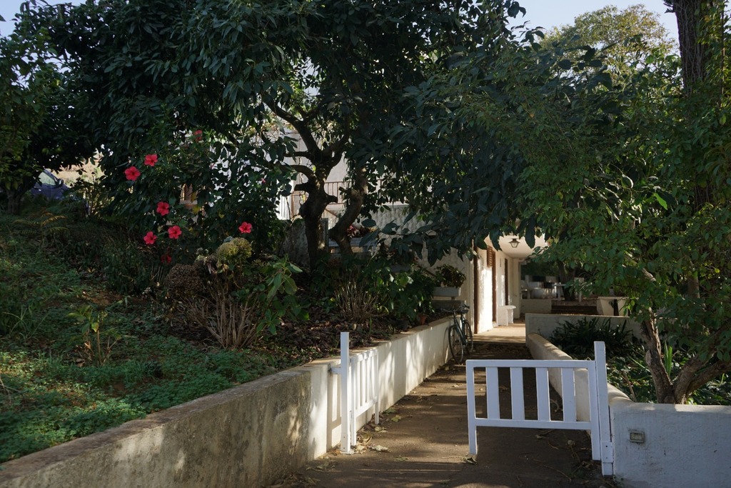 Entrada al patio inferior de la planta baja