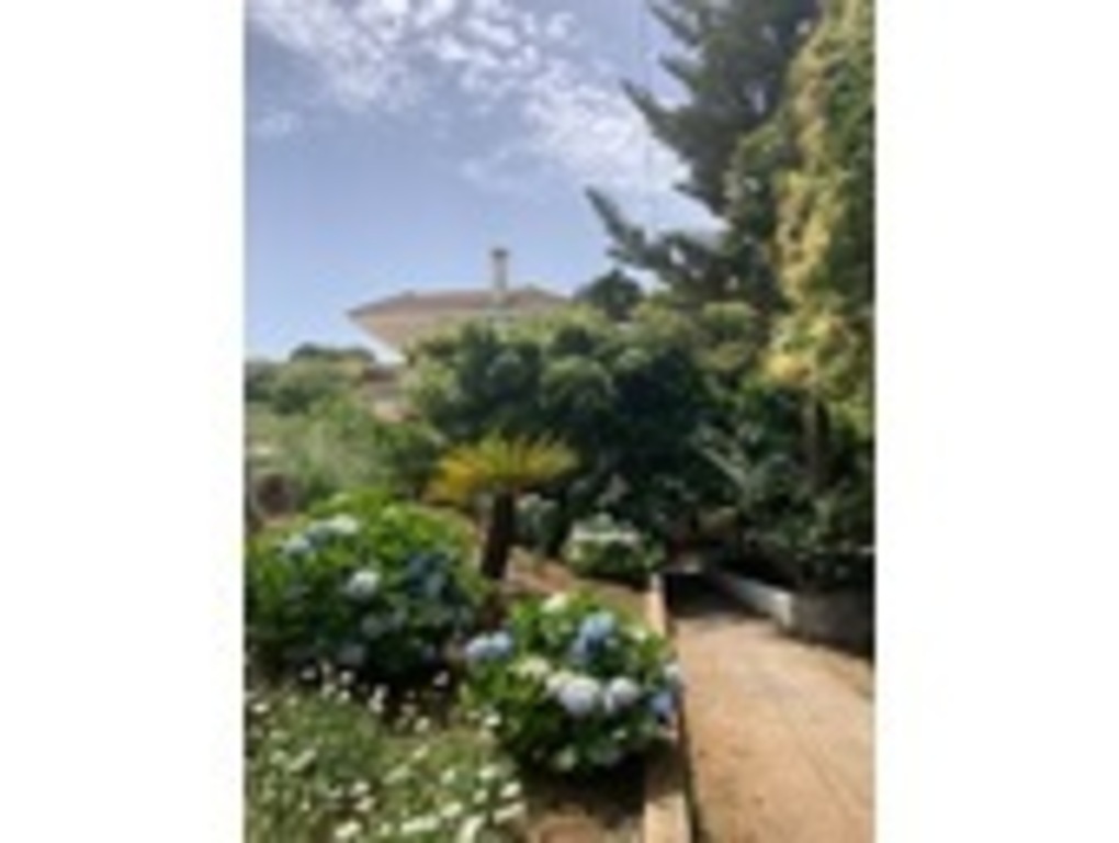 Vista de la casa desde el aparcamiento inferior