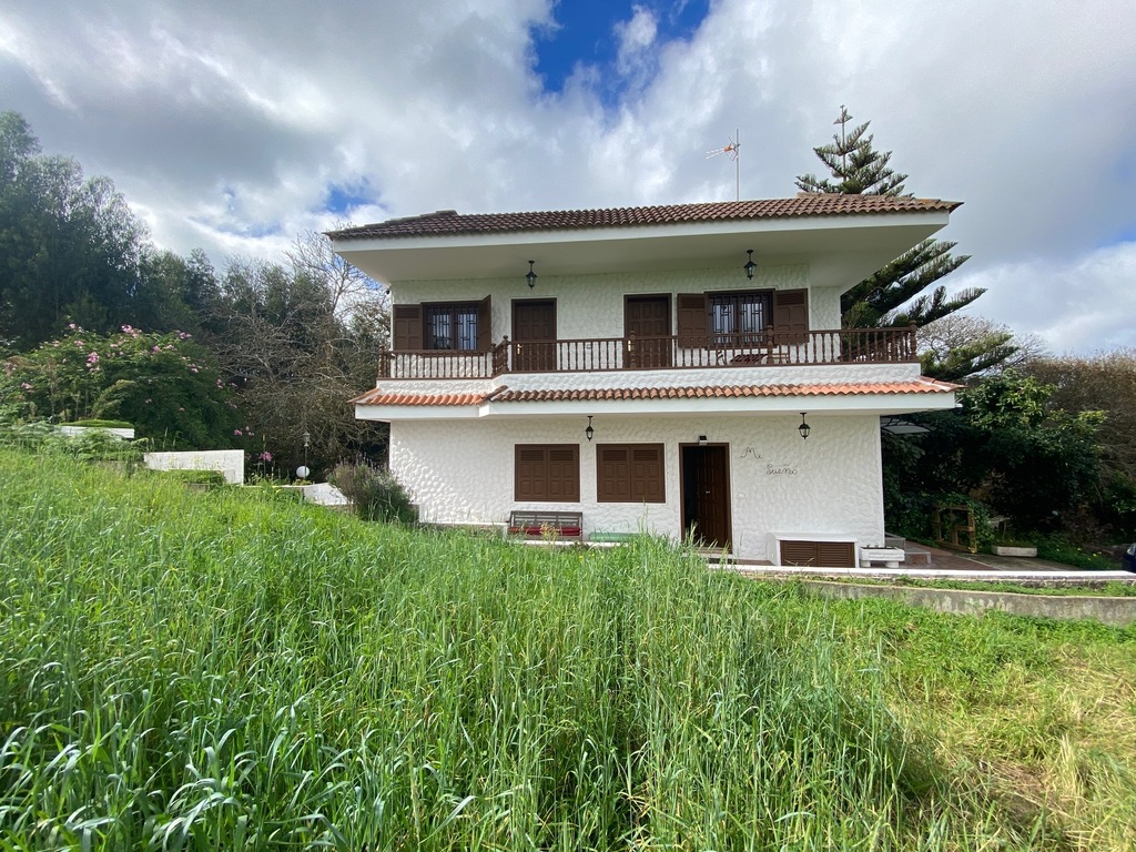 Vista frontal de la casa