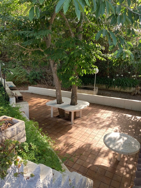 Patio superior de la zona de la barbacoa, vista desde la terraza lateral de la vivienda