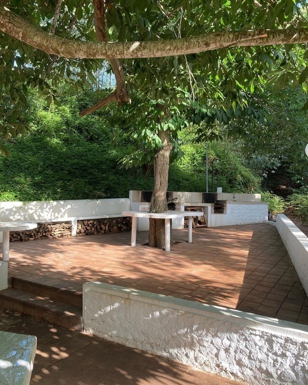 Patio superior zona de la barbacoa (planta baja)