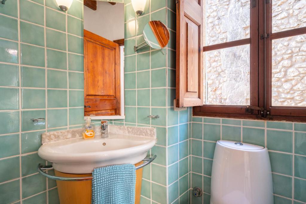 En-suite shower room with toilet