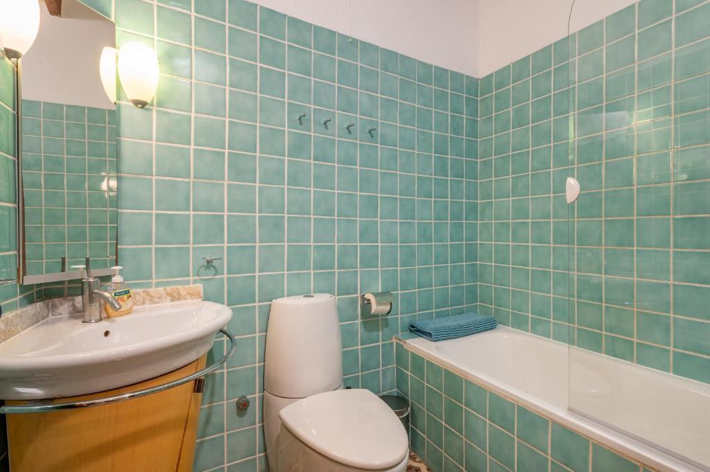 Family bathroom with bath tub