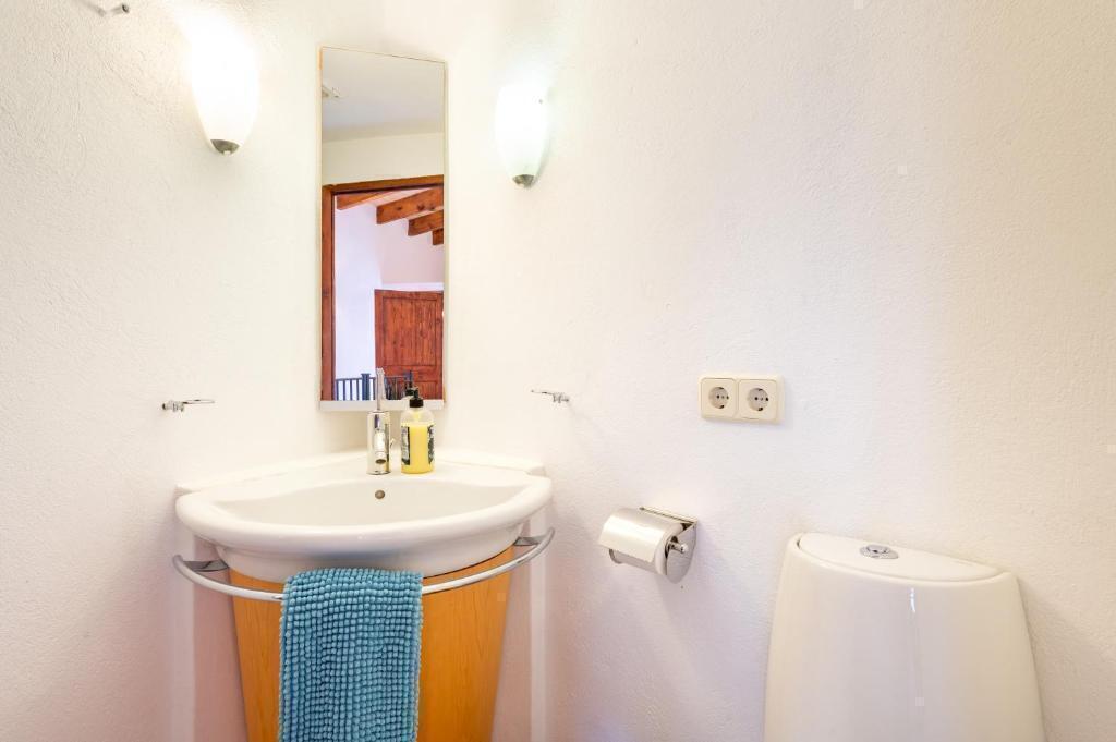 En-suite shower room with toilet