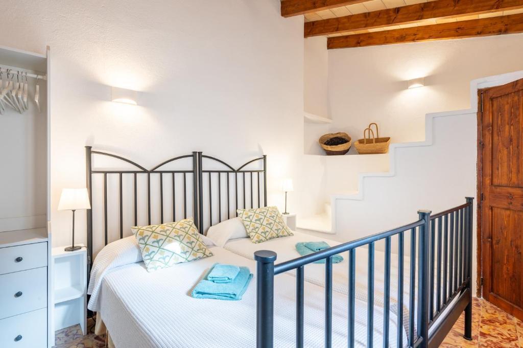 Smaller twin bedroom over kitchen