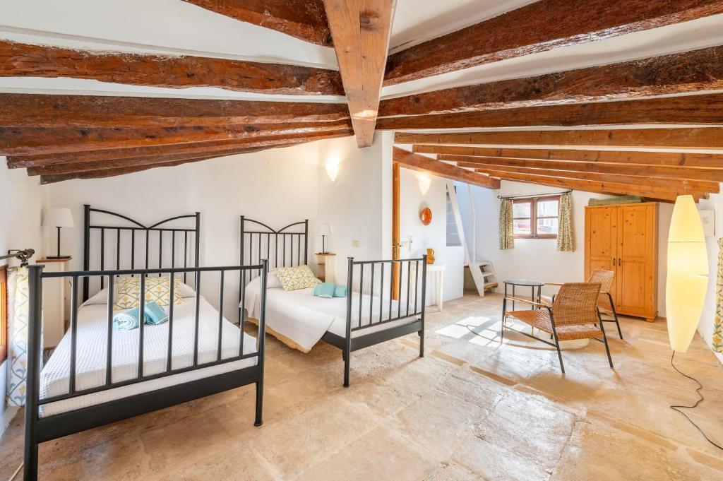 Top floor attic bedroom with twin beds