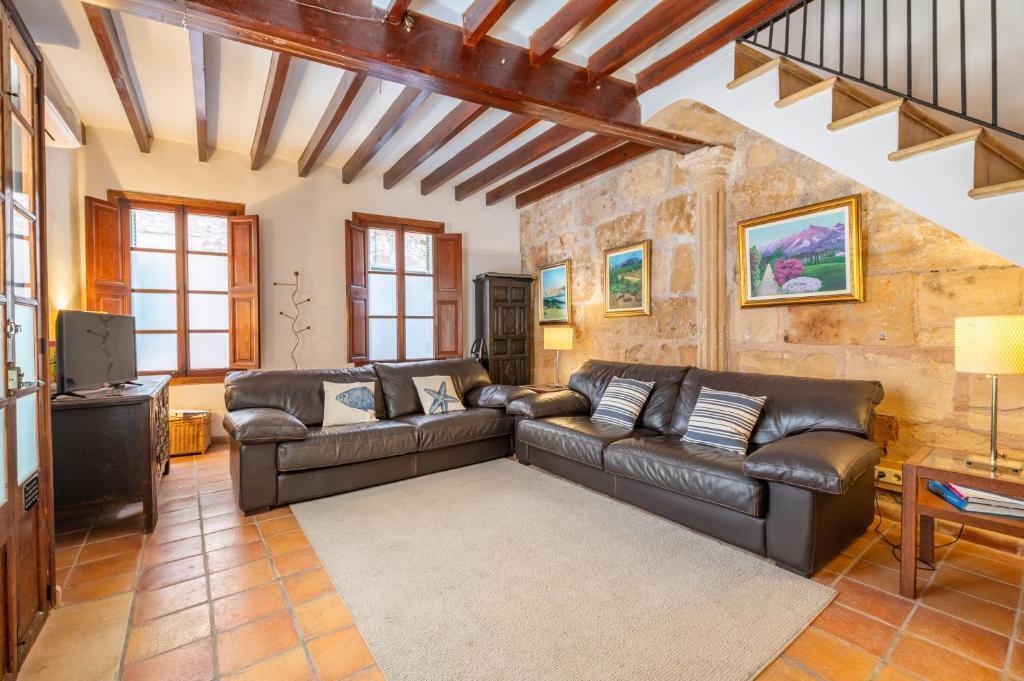 Large comfortable sitting room with digital TV