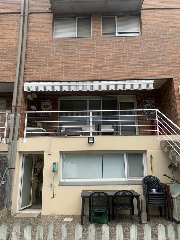 Terraza y entrada a casa desde el jardín