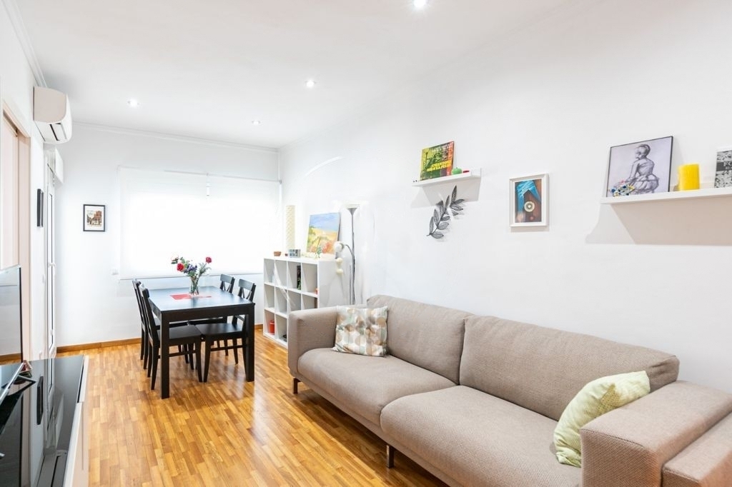 Salón-comedor con salida a balcón.