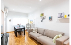 Salón-comedor con salida a balcón.