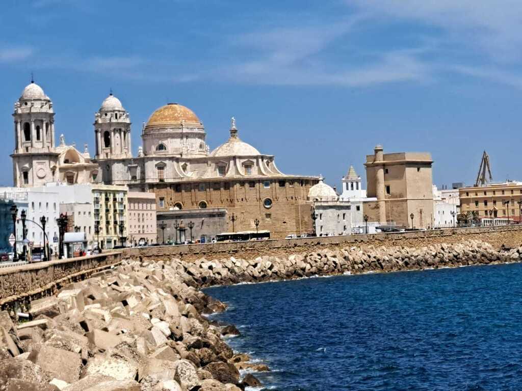 La ciudad de Cádiz a una hora de coche.