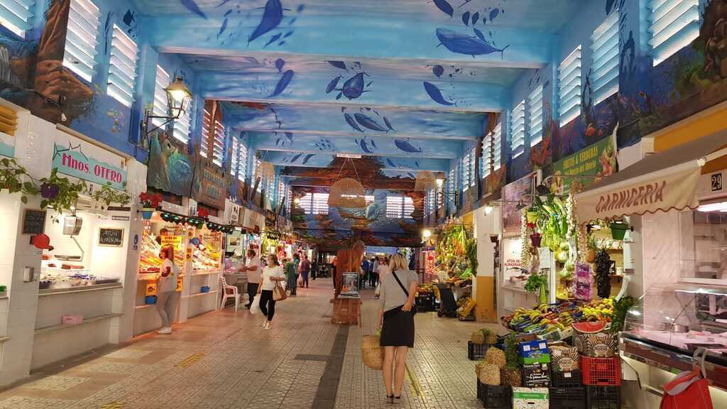 El coqueto y bien provisionado mercado de Barbate.