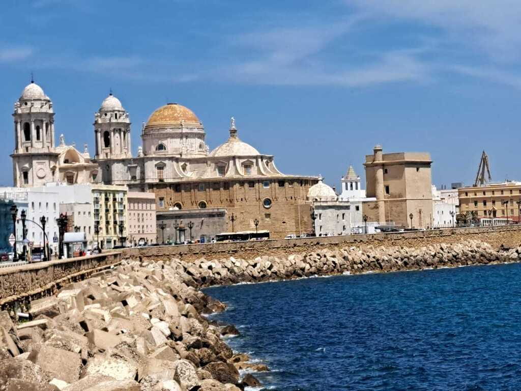 La ciudad de Cádiz a una hora de coche.