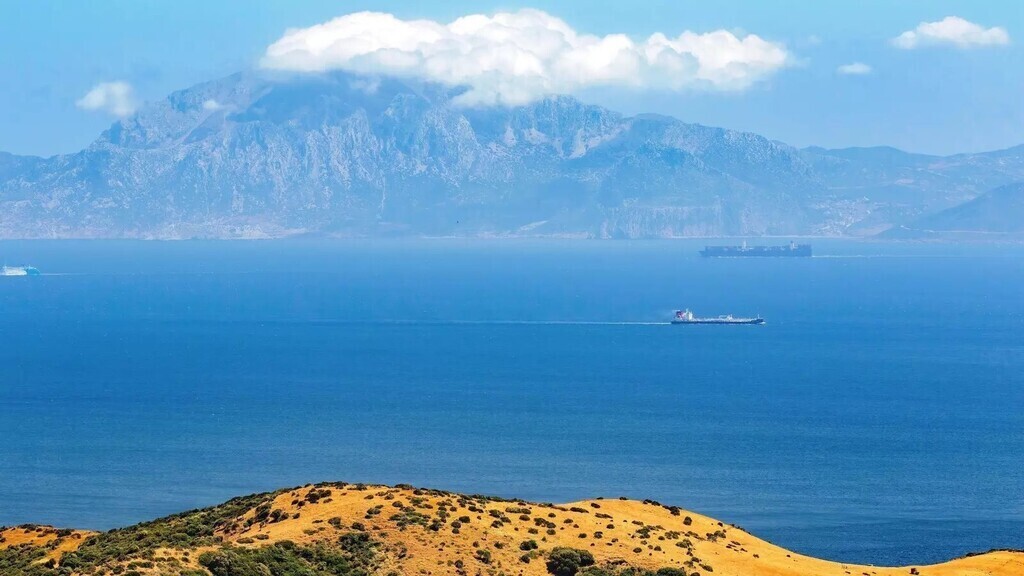 El Estrecho de Gibraltar. La costa de África a 14km.